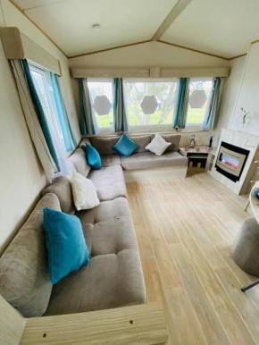 5 mins walk to beach. 3 bedroom caravan. Sleeps 8